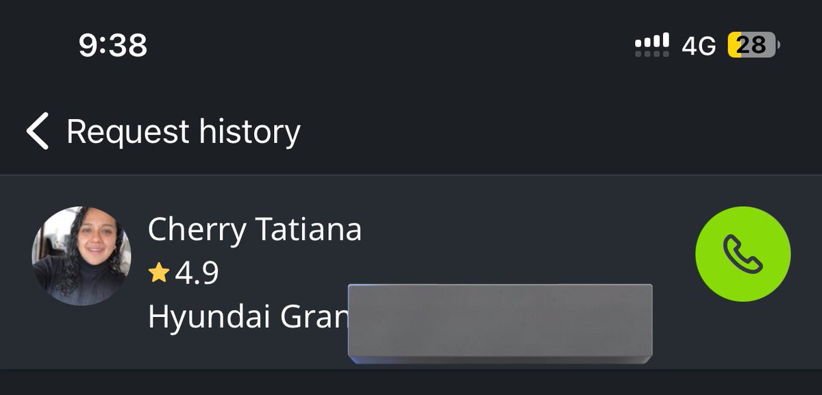 maes agarre un viaje con esta chica hace media hora y dejamos una pertenencia de una amiga MUY MUY importante en la parte de atrás. POR FAVOR si alguien la conoce, dígale que estamos tratando de contactarla, es súper urgente