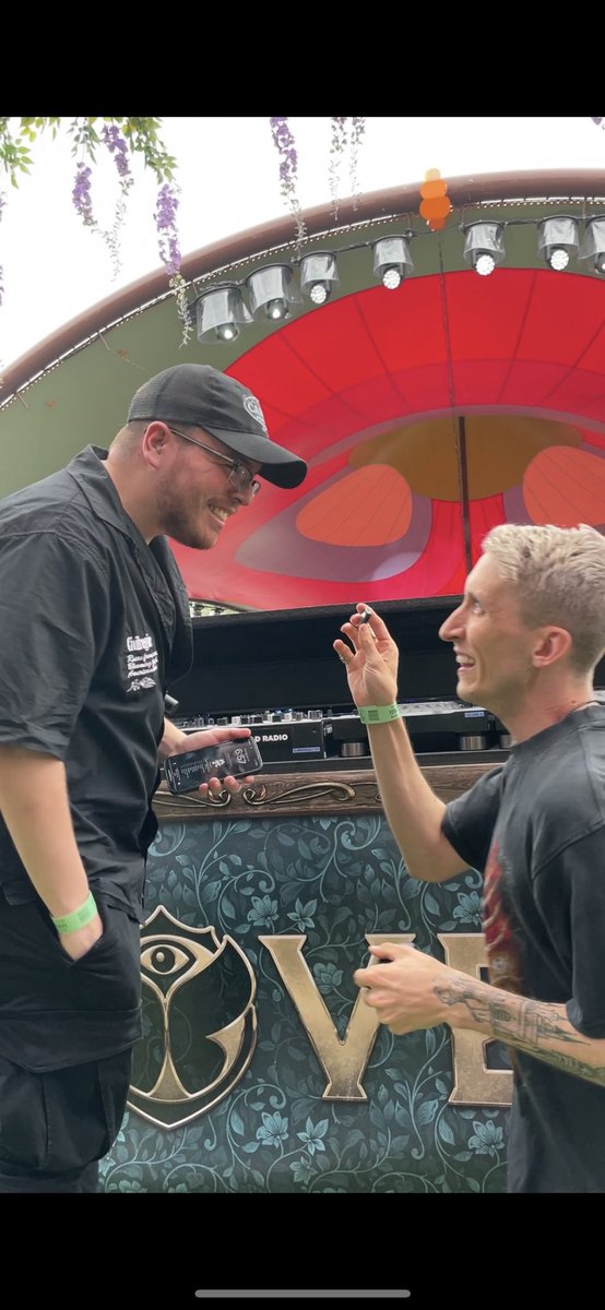 rayvolpe's tweet photo. Y’ALL!!! KYLE PROPOSED TO ME AT TOMORROWLAND 😭😭😭

&amp;&amp;&amp; I SAID YES!! 💍💋🤵����‍♂️

@KOMPANYMUSIC https://t.co/50O043fzCo