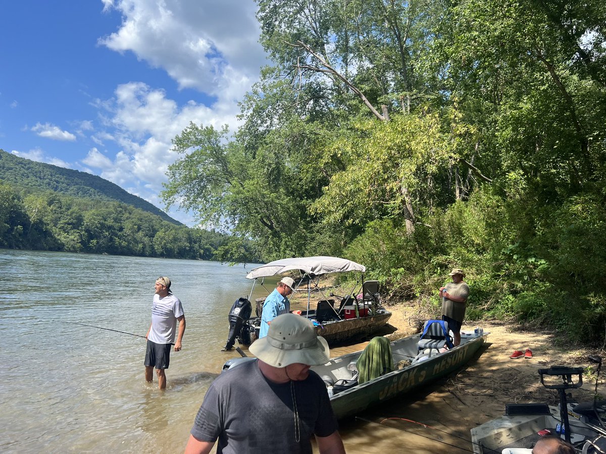 cottonplantkid's tweet photo. We took the crew fishing for the weekend. Great times were had by all. #whiteriver #jacksresort https://t.co/7w9v4cvcyq