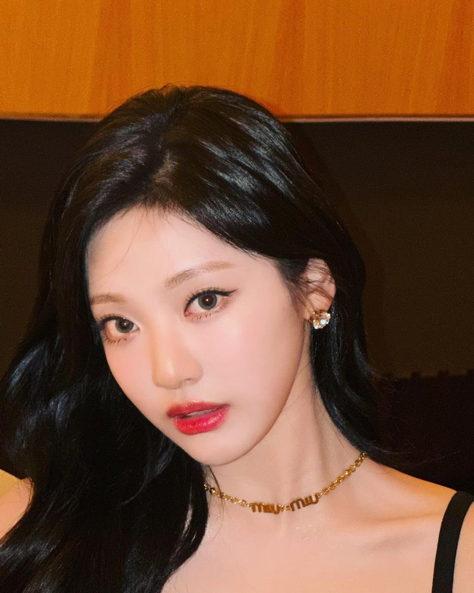 nicotitne's tweet photo. ✧˚ ༘ ⋆｡˚
 ୭ 🧷 ✧ ˚. ᵎᵎ 🎀🪞🕊️🤍✨
    그녀의 눈은 액체 스타더스트 웅덩이처럼 말할 수 없는 비밀과 꿈의 우주를 반영하여 당신을 경이로움과 매혹의 영역으로 끌어들입니다. 너무 매혹적인 미소는 지구의 가장 어두운 구석을 밝힐 수 있었고, 그 여파로 행복의 흔적을 남길 수 있었다. https://t.co/iJPnABOOFg