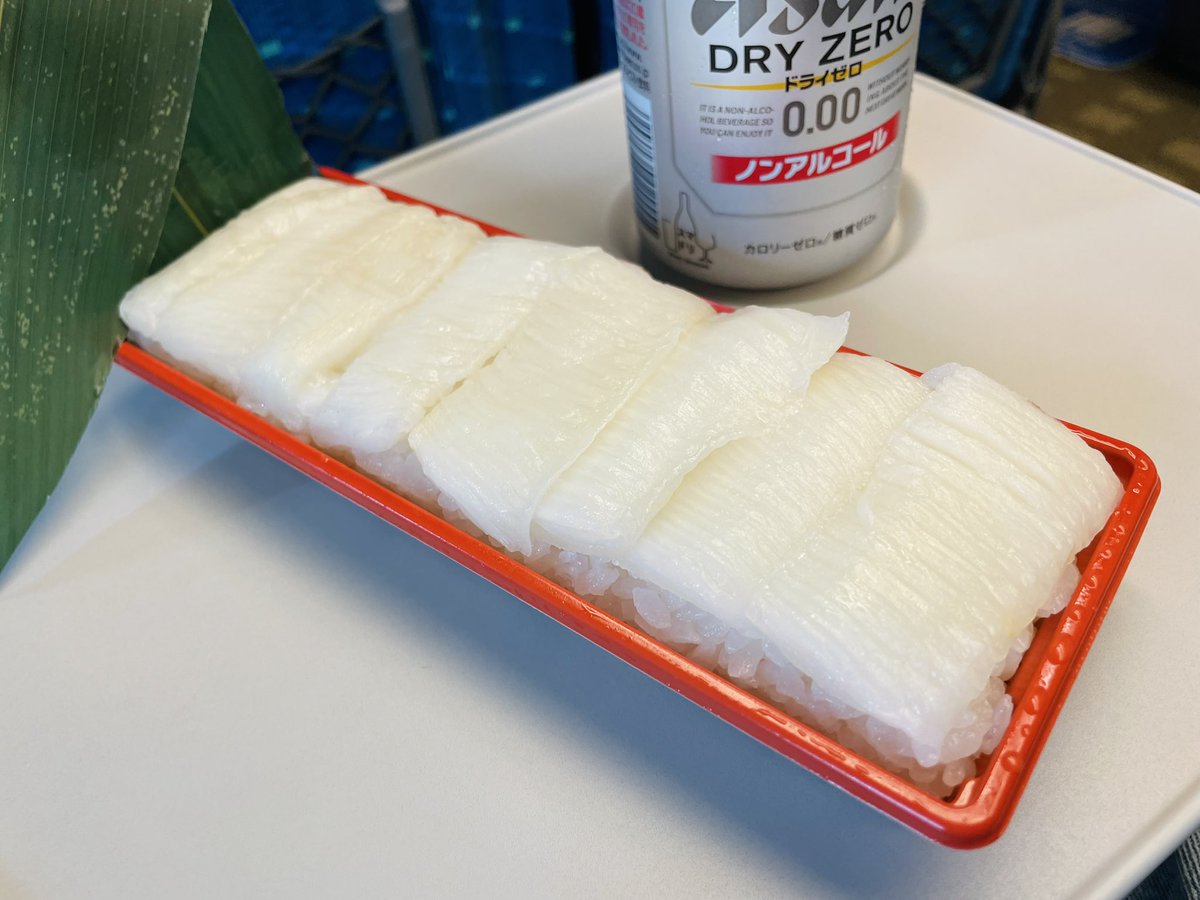 majyokkorei's tweet photo. 東京駅 えんがわ押し寿司1380円 真っ白でとろけそうな程、油がのったカレイのえんがわ。えんがわ好きには夢のような駅弁。甘酢とほんのり笹の香りが食欲をそそる。わさび醤油で食べる最高のつまみ弁当だね。 https://t.co/AC9y3GOeKs
