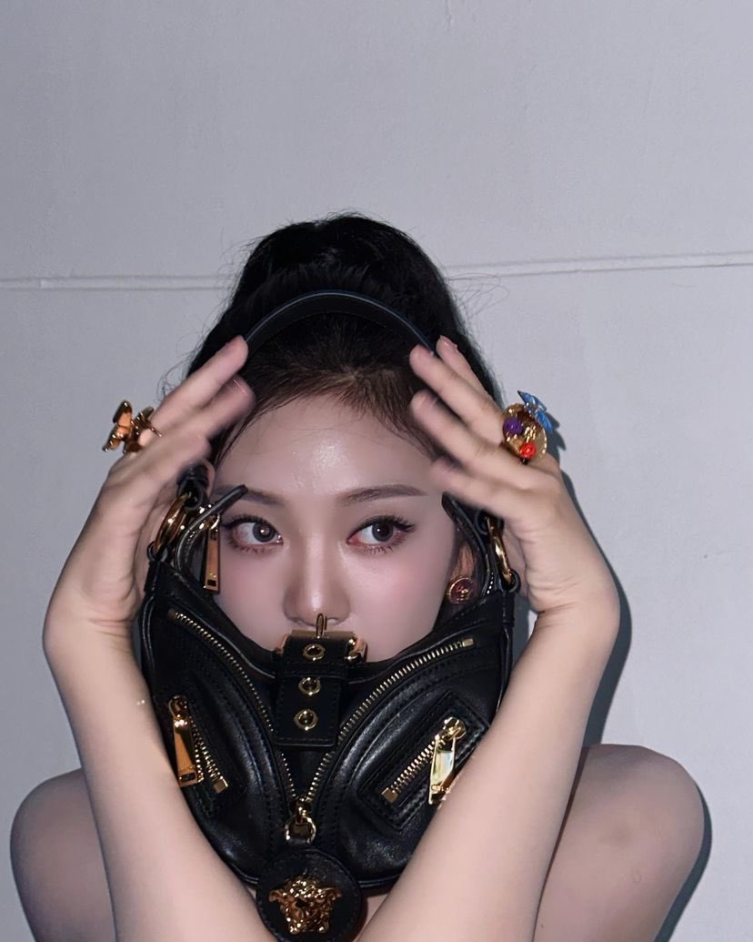 nicotitne's tweet photo. As the lights shimmer around her, she exudes an aura of confidence and poise that only enhances her allure. Her elegance is timeless, leaving no doubt that she is lasting mark on the world. ˚ ༘ ೀ⋆｡ ˚ https://t.co/XRzQrUVDsW