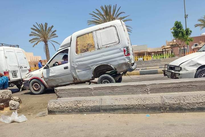 MOHAMME72661185's tweet photo. هذي أحد سيارة السواح التوانسة ، سعرها مايفوتش 100 وتنقل تقريبا 150 لتر بنزين يوميا من ليبيا لتونس ، تخش وتطلع كل يوم أكثر من عشرة مرات  وعندها قدر واحترام من جماعة الامن  في البوابة اكثر من سيارة ليبي مجمعيله اهله فلوس وماشي يعالج علي السرطان ...
هذه ليبيا ياسادة https://t.co/UrrvO7DEES