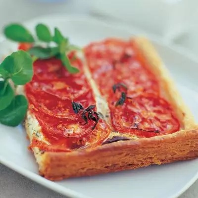 DeliaOnline's tweet image. #recipeoftheday Roasted Tomato and Goats' Cheese Tart with Thyme ow.ly/9qaO50PiRqN The easiest and most sublime #tomato recipe. It’s great as a starter or as a main course with a salad. Serve it at #barbecues or any outdoor eating event (it’s even good cold on a #picnic).
