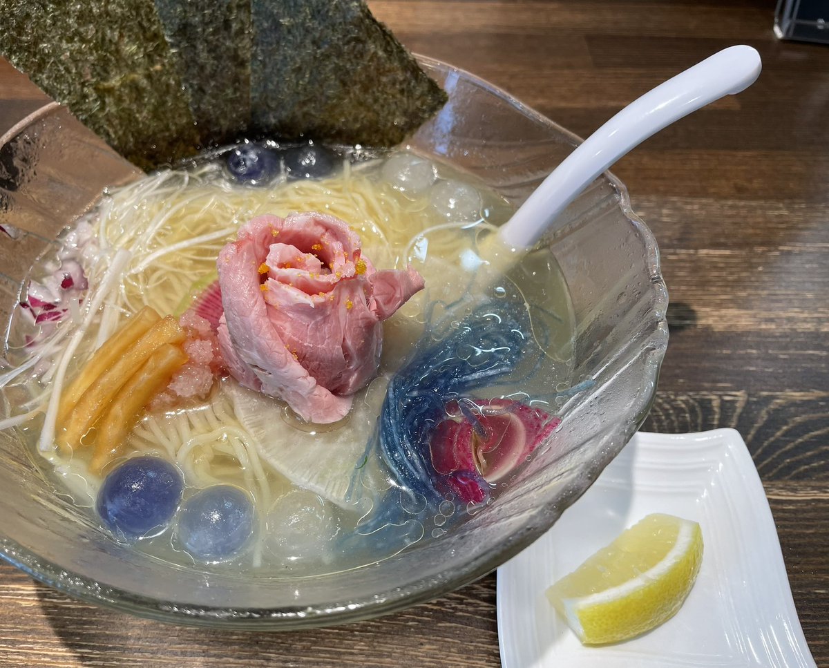 wko3's tweet photo. 写真で見た時、少し躊躇したけど😅好きなお店なので来た!美味しかった!サッパリ!
ちょっと🤏入ってる紫玉葱とかメンマの代わりの大根とかが抜群に美味しいのよね。特に海苔は美味しい〜◟̊◞̊♡3枚も入ってて嬉しい。
でも次回はあったかいやつ食べたいな!
#RAMENN'n
#札幌のラーメン https://t.co/hkZ79VfDzn