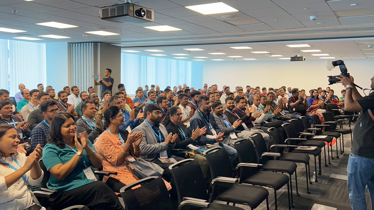 sandeshr's tweet photo. Full room crowds at #OCYatra2023
https://t.co/3LqLxgJHTn #Bangalore @AIOUG  @aioug_bengaluru https://t.co/gzXgNzWRD8