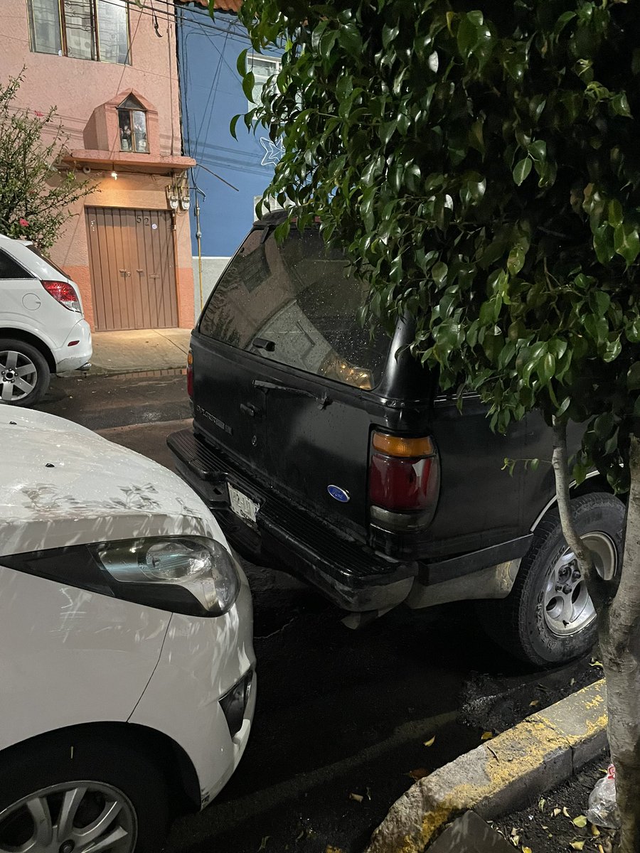 mafa_on's tweet photo. @LaSEMOVI @C5_CDMX @UCS_GCDMX  nos ayudarían a quitar esta camioneta, abandonada con un placas de Oaxaca, se junta la basura y agua debajo, ya que tiene varias semanas estacionada sin moverse @AlcCuauhtemocMx  calle Jose algara Cervantes https://t.co/a4FbBTBwxX