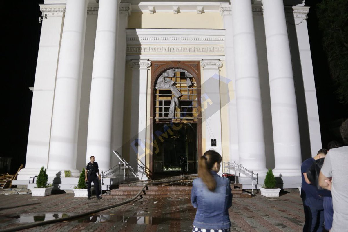 sternenko's tweet image. Russians destroyed the Transfiguration Cathedral in Odesa.
This church belongs to the ru church in Ukraine, but even that didn’t stop russians.