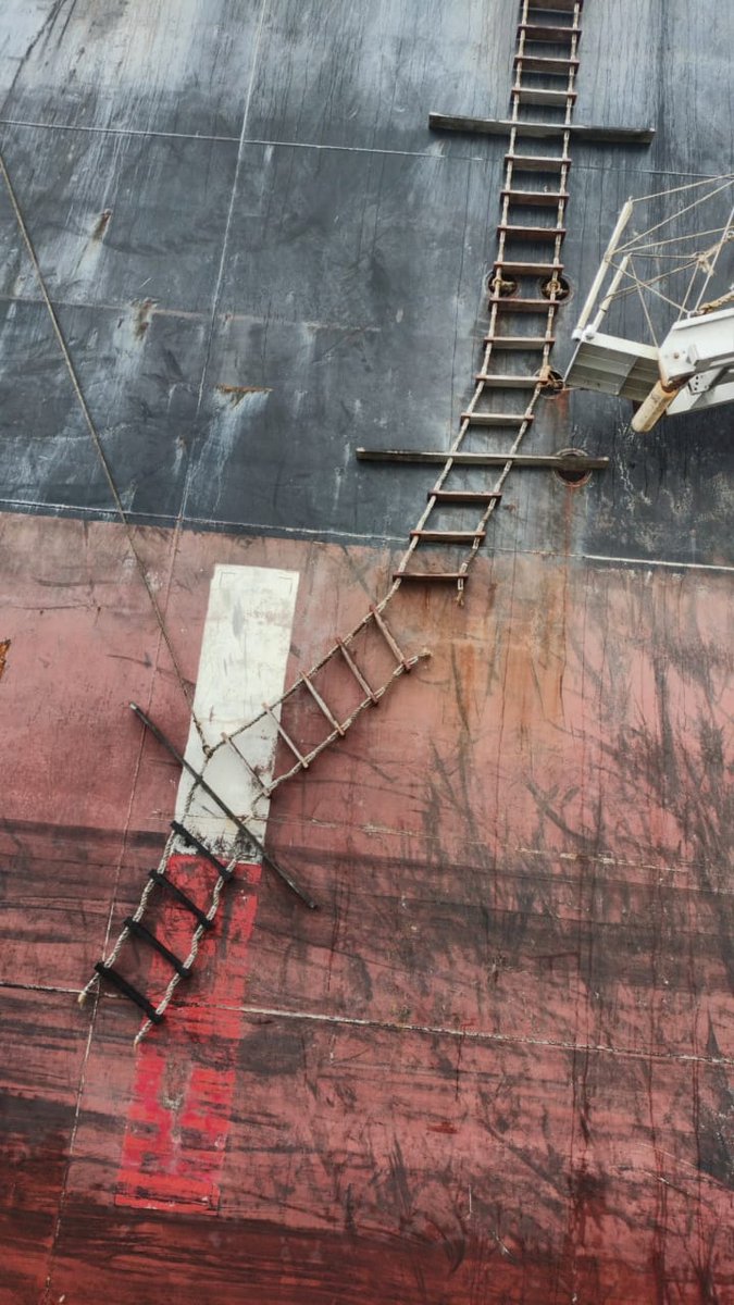 AIMPA_Official's tweet photo. Should this be pardoned as an excuse to 'ship staff is bad &amp;made a mistake'. 
Vessel MT SwarnKrishna called at Mumbai port  Master &amp;crew never bothered to check overside what they are rigging.
@shippingcorp are you out to kill Pilots ??
@MumbaiPortTrust are you excusing this act? https://t.co/LXNcEgvVPJ