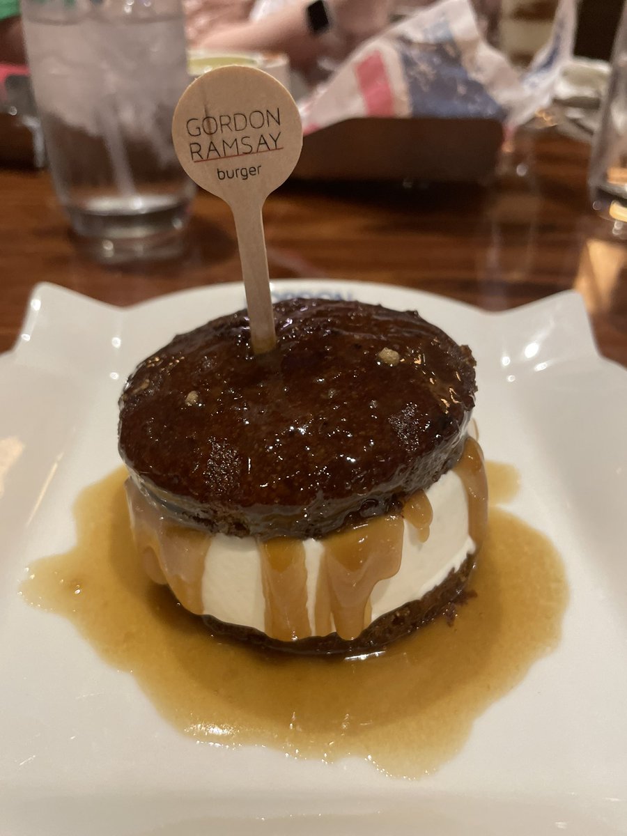 NotSmiley_'s tweet image. Ending the trip with 29 hours of Texas Hold’em in 36 hours 😤 be back soon Vegas. Peep my boi Gordan with the food highlights. Sticky toffee pudding ice cream sandwich really the 🐐. Shoutout @ItsNotRich_ @ithyia for making my first Vegas trip dope af.