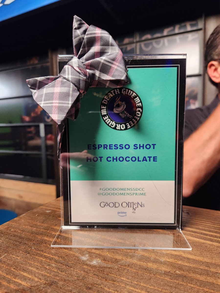 HowBoutDan's tweet photo. @GoodOmensPrime Still on a mission! (2/2) #GoodOmensSDCC https://t.co/xgy213S3Ev