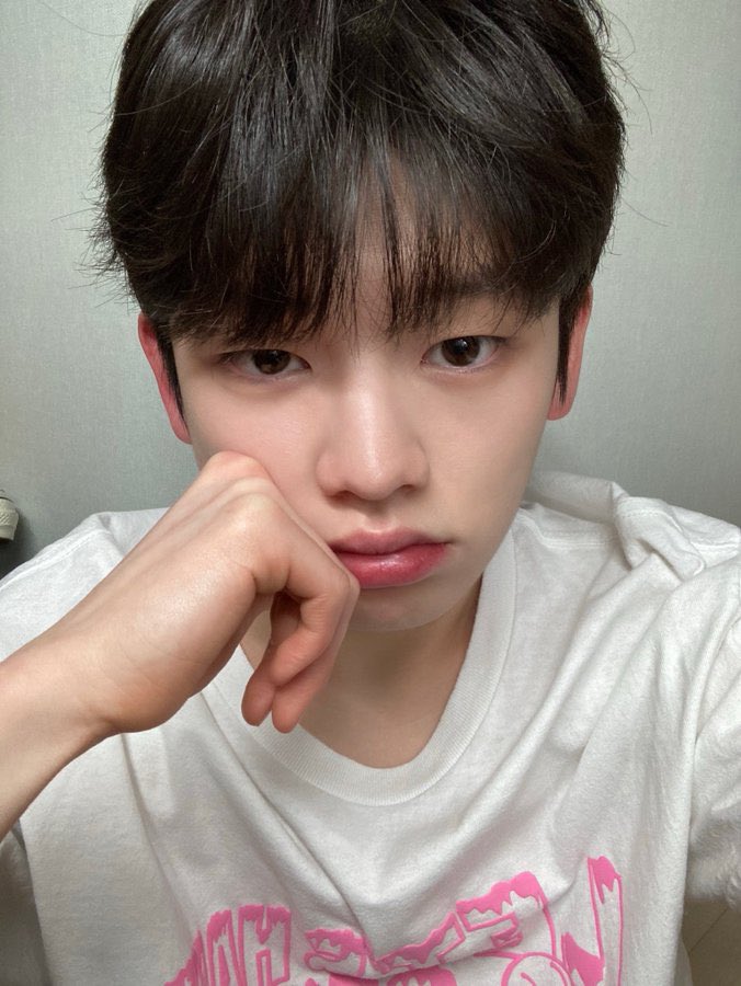 vdmo0ln's tweet photo. 셀카 귀엽게 잘 찍어주는 우리 ��아지~ 🐶💛
빨리 새로운 셀카 보여줭….. https://t.co/pKPhC6eUqk