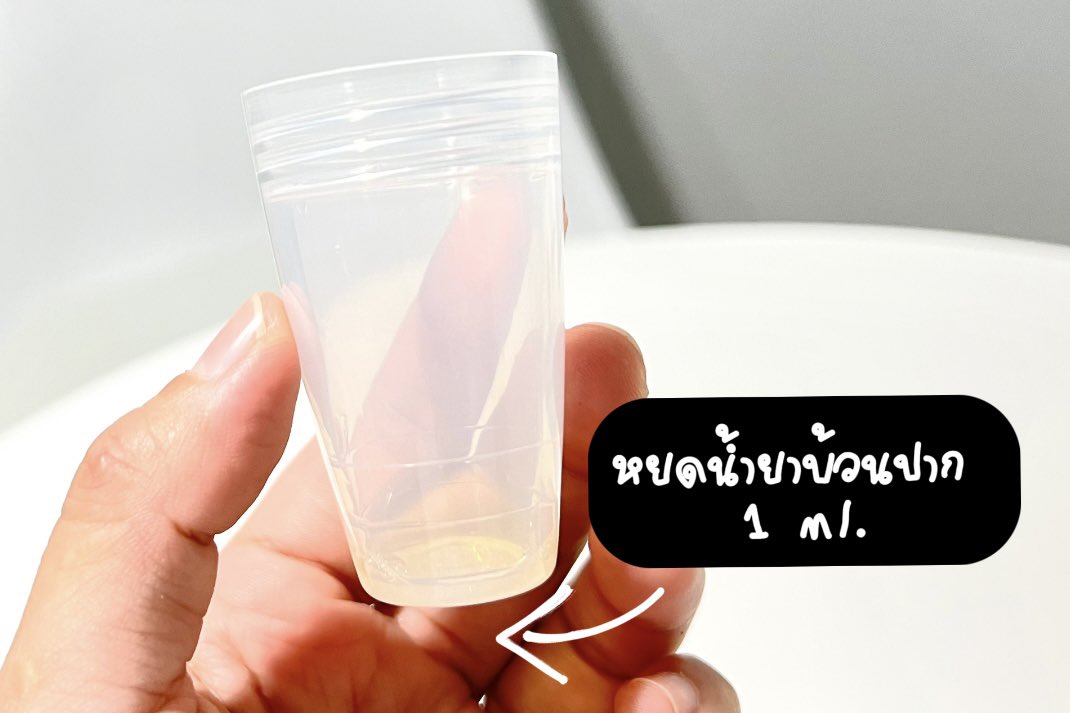 Phanbie's tweet photo. ตัวนี้เล็กจิ๋วแต่แจ๋วเลย น้ำยากลั้วคอ #Cololo ขวดเล็กๆ พกพาสะดวกมาก ตัวนี้นางน้ำยาบ้วนปากเจ้มจ้น เวลาจะใช้แค่เทน้ำยาบ้วนปาก 1 ml ลงฝา แล้วเติมน้ำเปล่าให้เต็มฝา แล้วสามารถบ้วนได้เลย ตัวนี้นางช่วยยับยั้งเชื้อโรคและแบคทีเรียในปาก หลังบ้วนคือเย็นสดชื่นสุดๆ 🥶 https://t.co/DQcRKI6bws