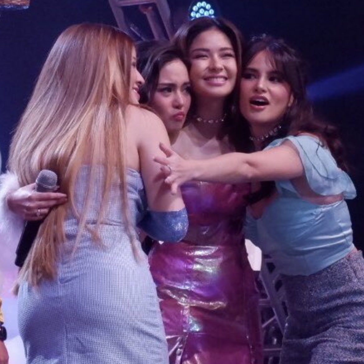 kdlexthingz_'s tweet image. Admiring the beautiful sisterhood among the artists in PPP. It’s heartwarming to see how they support each other. There’s no room for competition here, just pure talent and friendship. 

KDLEXxPPP OnASAPStage
KDxELON OnASAP
#ASAPandFRIENDS
