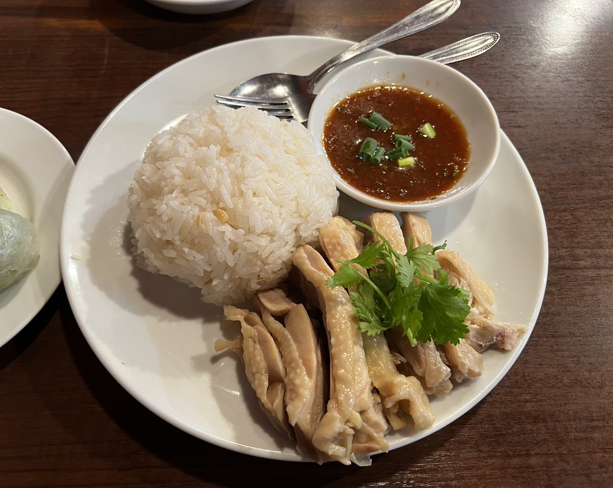 797binbo's tweet photo. #高円寺 #kopenji #tokyo
#バーンイサーン #BAANESAN
カオマンガイと生春巻きとタピオカミルク
他店の生春巻は皮が薄く野菜が主体の味だが、こちらのお店は皮厚くもっちりしていて大変美味しい
#ランチ #昼飯 #Lunch #定食 #SetMeal
#KhaoManGai　#freshSpringRoll
#tapiocaCoconutMilk https://t.co/6bVTtUcrAf