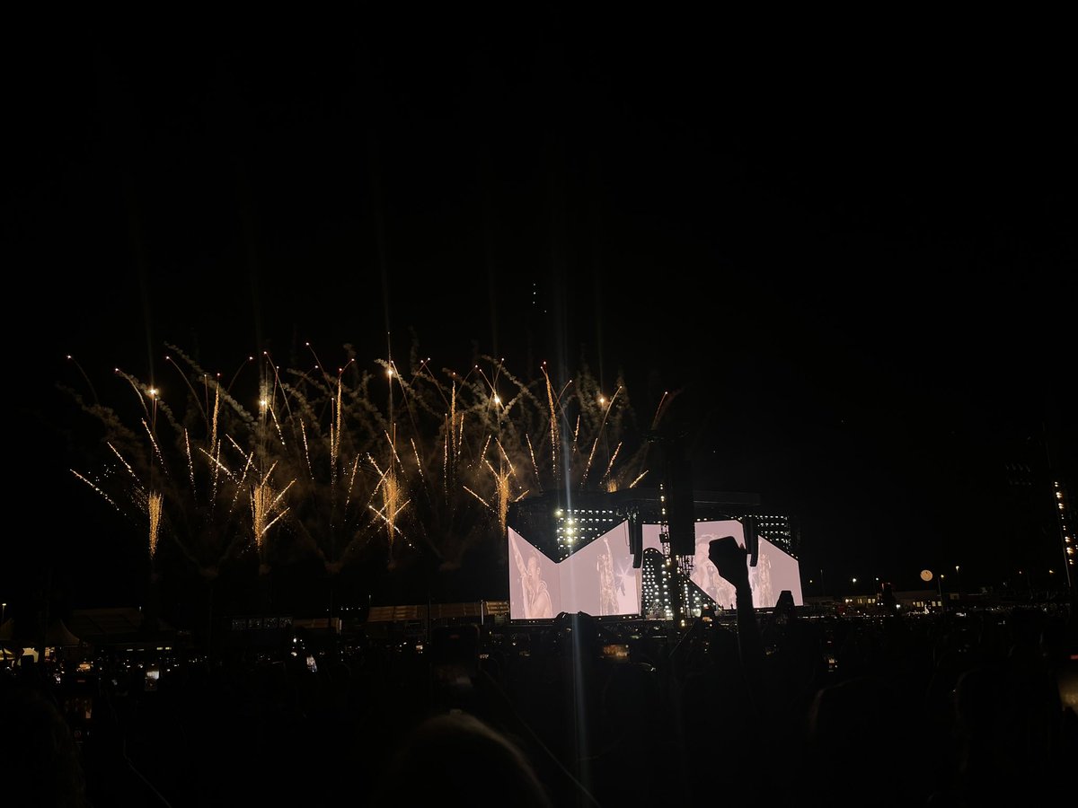 heartflame21's tweet photo. Non piangevo così dai tempi dei concerti dei 1D. 
IMMENSO. 
#LoveOnTourReggioEmilia 
#HSLOTItaly #Campovolo #HSLOTReggioEmilia https://t.co/a3aZsjJSrL