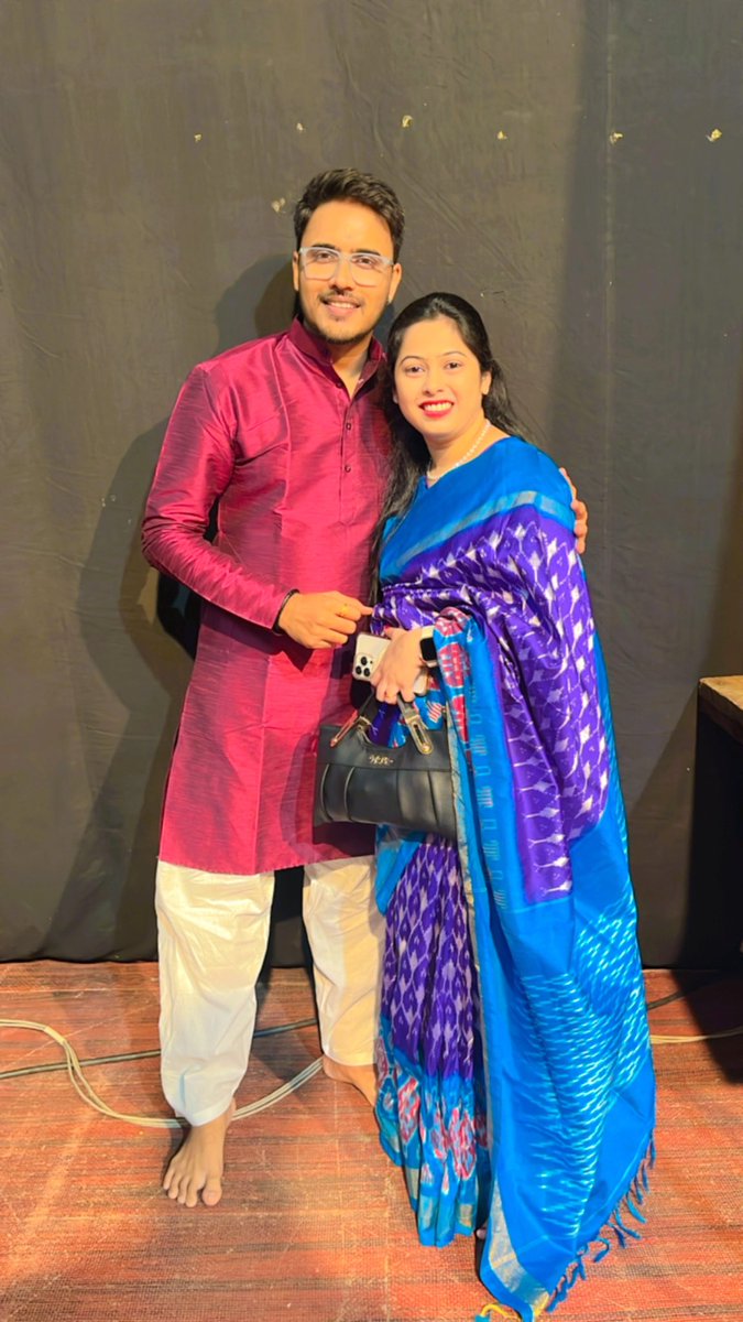 SanikaKulkarni3's tweet photo. He is the one who wholeheartedly trusted me 8 years ago &amp; gave me the opportunity to host 'भक्तिरंग'! 
१५ पेक्षा जास्त वर्ष असलेल्या ह्या मैत्रीच्या भरपुर आठवणी आहेत,
भक्तिरंग हा कार्यक्रम माझ्यासाठी कायम खूप स्पेशल असेल!🤗❤️ https://t.co/R7NKBPTe76