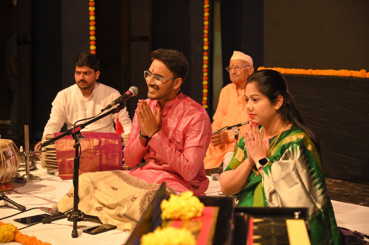 SanikaKulkarni3's tweet photo. He is the one who wholeheartedly trusted me 8 years ago &amp; gave me the opportunity to host 'भक्तिरंग'! 
१५ पेक्षा जास्त वर्ष असलेल्या ह्या मैत्रीच्या भरपुर आठवणी आहेत,
भक्तिरंग हा कार्यक्रम माझ्यासाठी कायम खूप स्पेशल असेल!🤗❤️ https://t.co/R7NKBPTe76