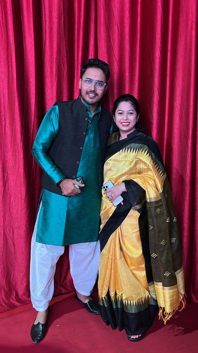 SanikaKulkarni3's tweet photo. He is the one who wholeheartedly trusted me 8 years ago &amp; gave me the opportunity to host 'भक्तिरंग'! 
१५ पेक्षा जास्त वर्ष असलेल्या ह्या मैत्रीच्या भरपुर आठवणी आहेत,
भक्तिरंग हा कार्यक्रम माझ्यासाठी कायम खूप स्पेशल असेल!🤗❤️ https://t.co/R7NKBPTe76