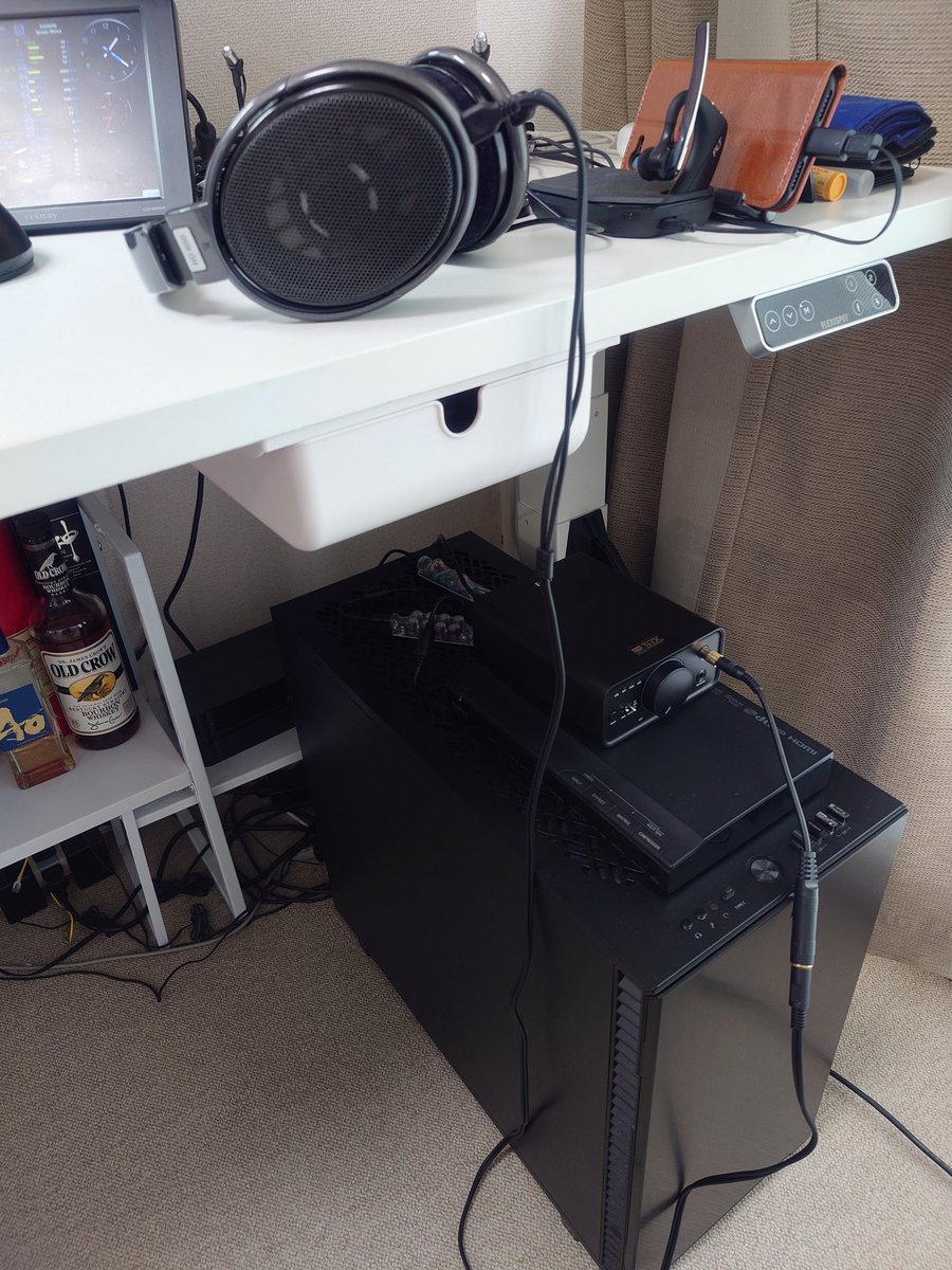 arupyaka's tweet photo. FiiOのK7。プライムデー戦利品。11年選手のPHA-1がお逝きになられたので。https://t.co/F27ff4ZPKQ
確かに電源にFX-AUDIOのPetit Susie/Tank足したら低音に厚みが増した気がする。にしても2012年購入のHD650様が今だに聞き疲れするカンジで当時試聴して感動したアノ感じにならない。
#FiiO
#K7
#HD650 https://t.co/BCLH4qjxJz