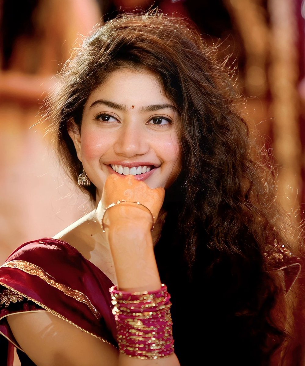 RAMESHM04167351's tweet image. Cute performance by @Sai_Pallavi92
#6YearsforFidaa #Bhanumathi #Fidaa #SaiPallavi  🚬®️Ⓜ️🖤 BLACK LOVER MEGHWANSHI SAHAB ✌️🦋🚬🖤