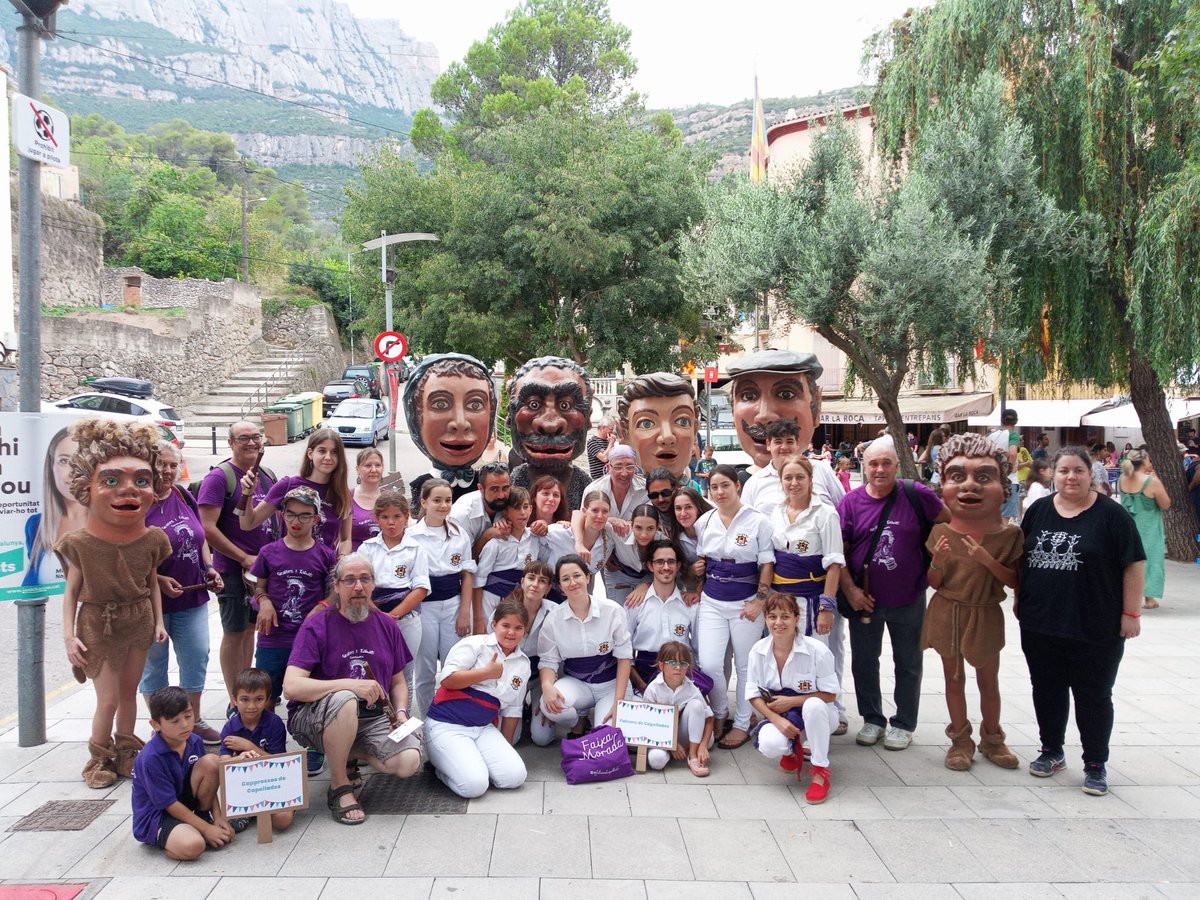 angelsoteras's tweet image. Per les fotos que van arribant, sembla que la representació capelladina a l'Arrela't de #Monistrol de Montserrat va ser excel•lent, eh?
👏👏👏 @CapeFalcons, #Grallers i #Tabals de #Capellades i #Capgrossos de Capellades