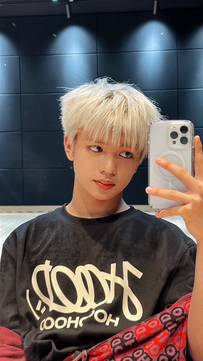 HORI7ON_twt's tweet photo. [🐯] Hi, Anchors! How’s your Sunday going? 🤗

#HORI7ON #호라이즌 #JEROMY #제로미 https://t.co/N80O6thcDb