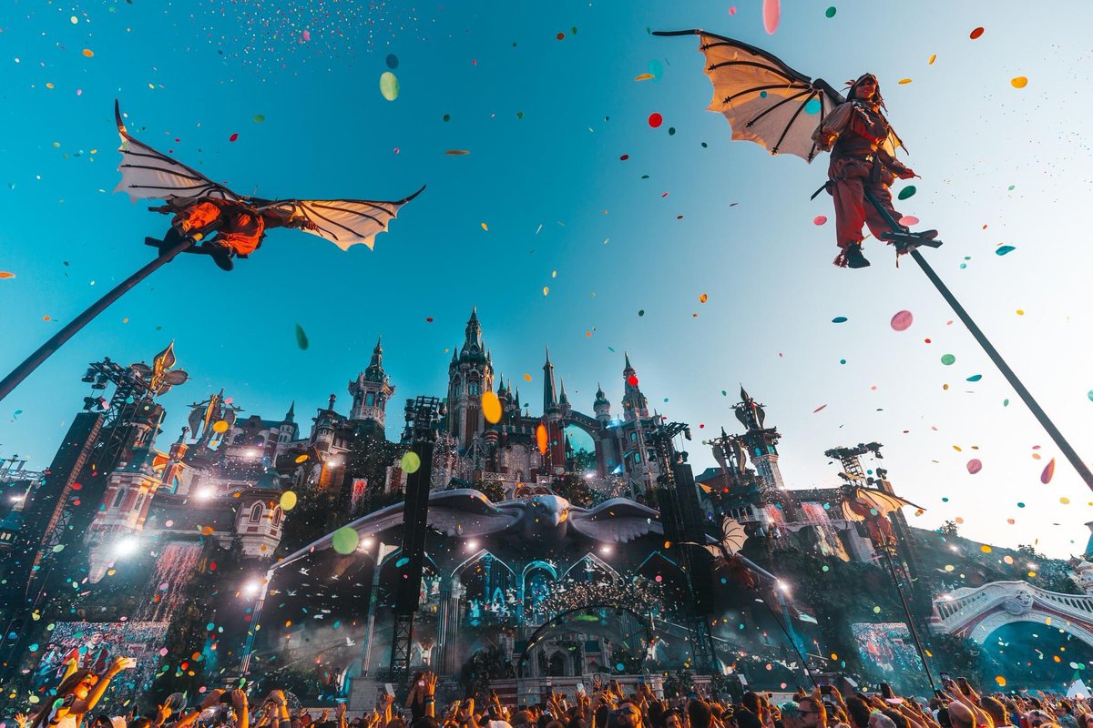 SuperNiceONline's tweet photo. Tomorrowland 2023 está programado para regresar a su hogar en Boom, Bélgica, durante dos fines de semana. Más de 400.000 asistentes de todo el mundo se reunirán para celebrar uno de los festivales de música más grandes del mundo. https://t.co/sbq5C7CC4x