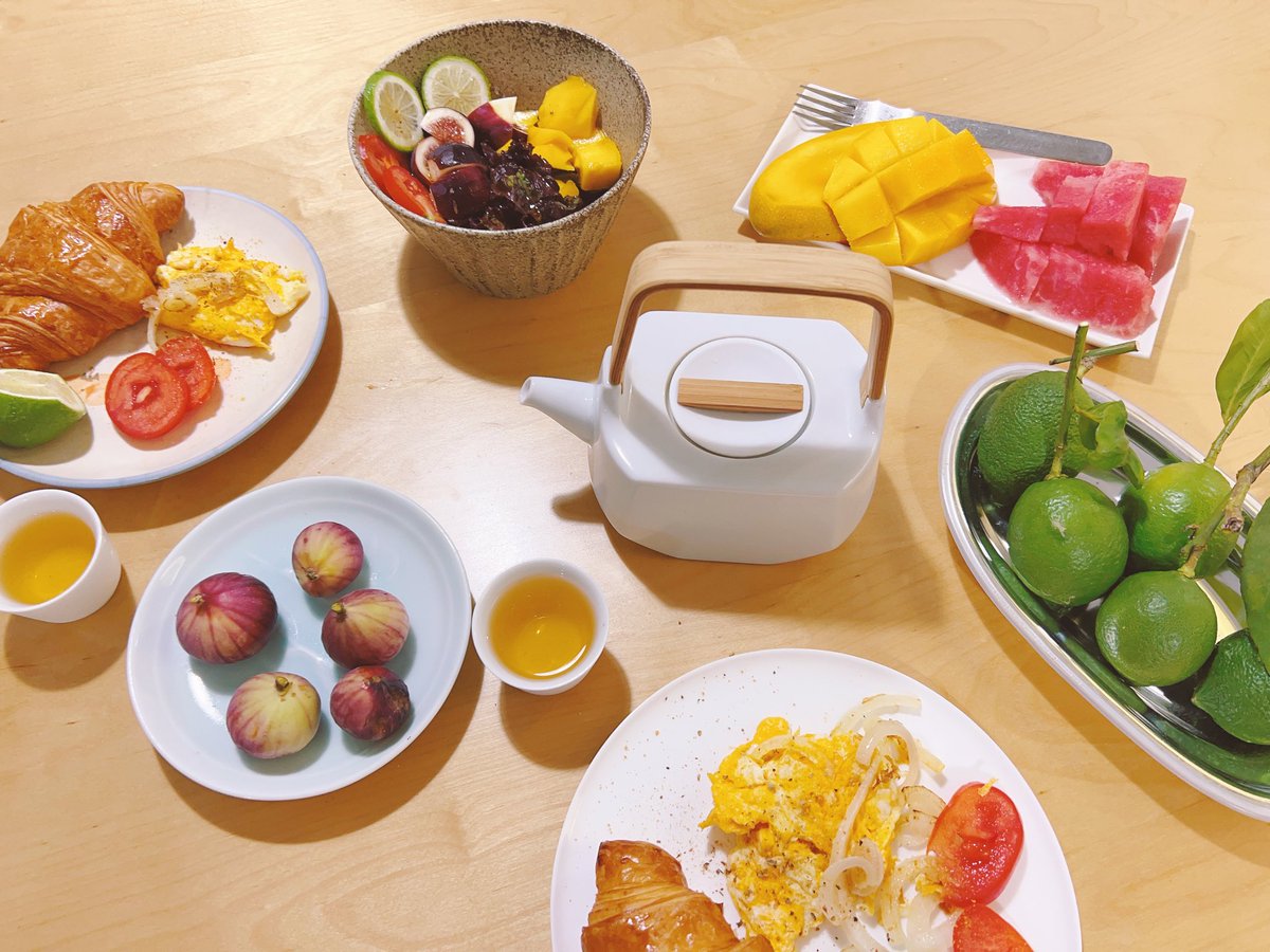 motor_hung's tweet image. Croissant 搭 台灣胭脂小葉紅茶
蜜桃香芒果(客戶饋贈)￼
季節￼檸檬￼￼￼￼￼(自家栽培)￼
現採無花果(自家栽培) 
土雞蛋🥚( 產地直送）
松露橄欖油(￼￼西班牙）￼￼
早餐
福氣茶具(MOTOR design)
牡蠣盤(￼MOTOR design)

#早餐 #breakfast 
#MOTORdesign