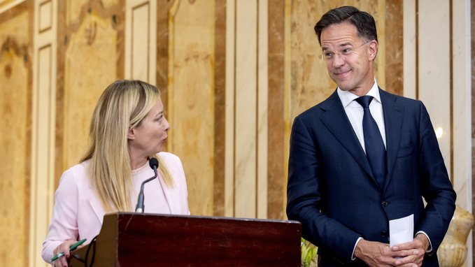 'Als ik het goed begrepen heb, wil iemand namens de vakantiebijbelweekcommissie ook nog iets tegen ons zeggen. Mark, ga je gang!'