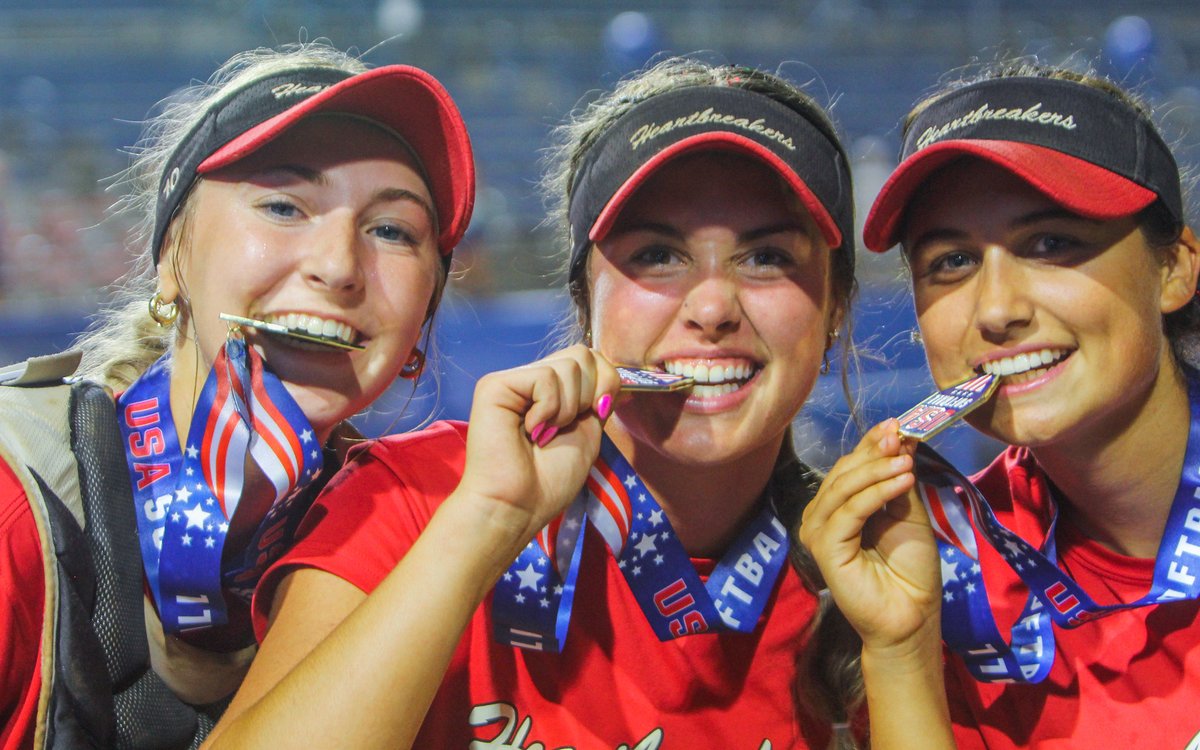 𝙎𝙞𝙜𝙣𝙞𝙣𝙜 𝙤𝙛𝙛 𝙩𝙝𝙚 𝙣𝙞𝙜𝙝𝙩 𝙬𝙞𝙩𝙝 𝙮𝙤𝙪𝙧 𝟮𝟬𝟮𝟯 #GOLDNationals 𝟭𝟴𝗨 𝘾𝙝𝙖𝙢𝙥𝙞𝙤𝙣𝙨 🏆

One trophy claimed — one to go. 16-Under play continues Sunday ↓

𝗥𝗘𝗖𝗔𝗣 🗞️ go.usasoftball.com/3rBeMUl