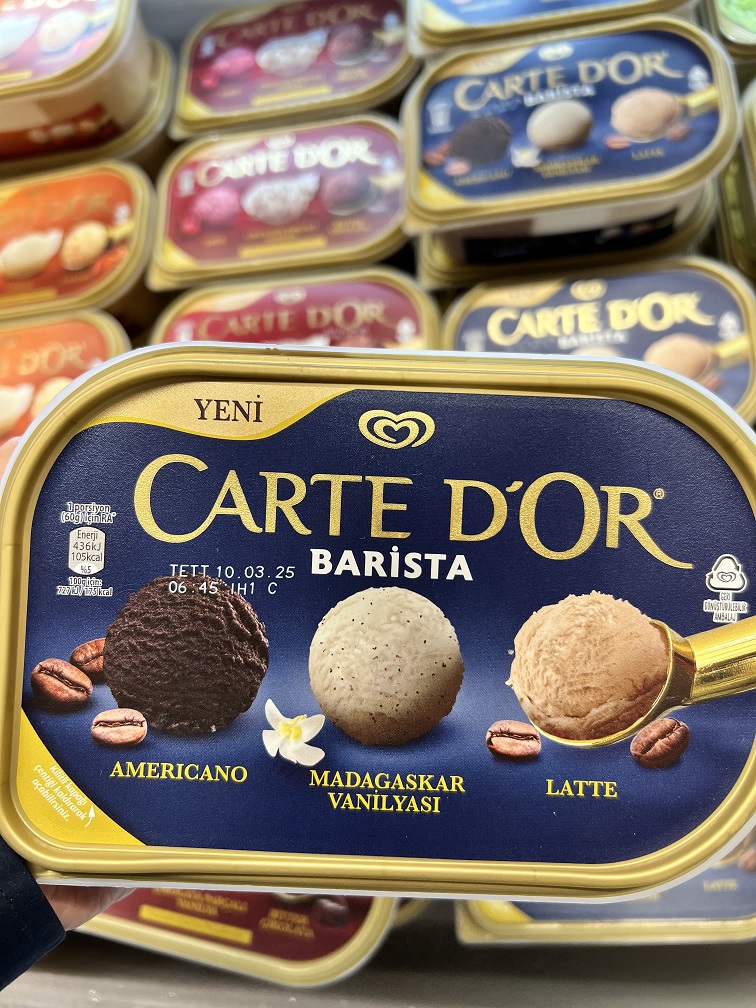 Selection ve Barista gibi "premium" algısıyla satılan bu ürünler dondurma değil...
İçeriğinde çoğunlukla palm yağı bulunan bu ürünler Dondurma Tebliği'ne göre değil, Yenilebilir Buzlu Ürünler Tebliğine göre üretiliyor.
Yoksa bu numaraları yiyor musunuz?
#NeYediğiniziBilin