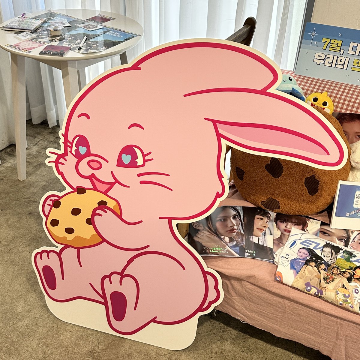 📍상수 복숭아꽃

사진 양이 많아서 보는 내내 시간 가는줄 몰랐던☺️
음료도 맛있고!! 최애 착장 사진이 많아서 좋았어요💚

#새_청바지_일주년_축하해
#일주년_쿠키_우리집에만_있지_놀러와