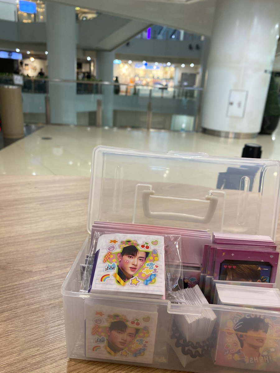 LIXL0VEB0T's tweet photo. seated at the entrance! will be here until around 3.30 :)  #ForeverWithEureka https://t.co/QHEbLw955A