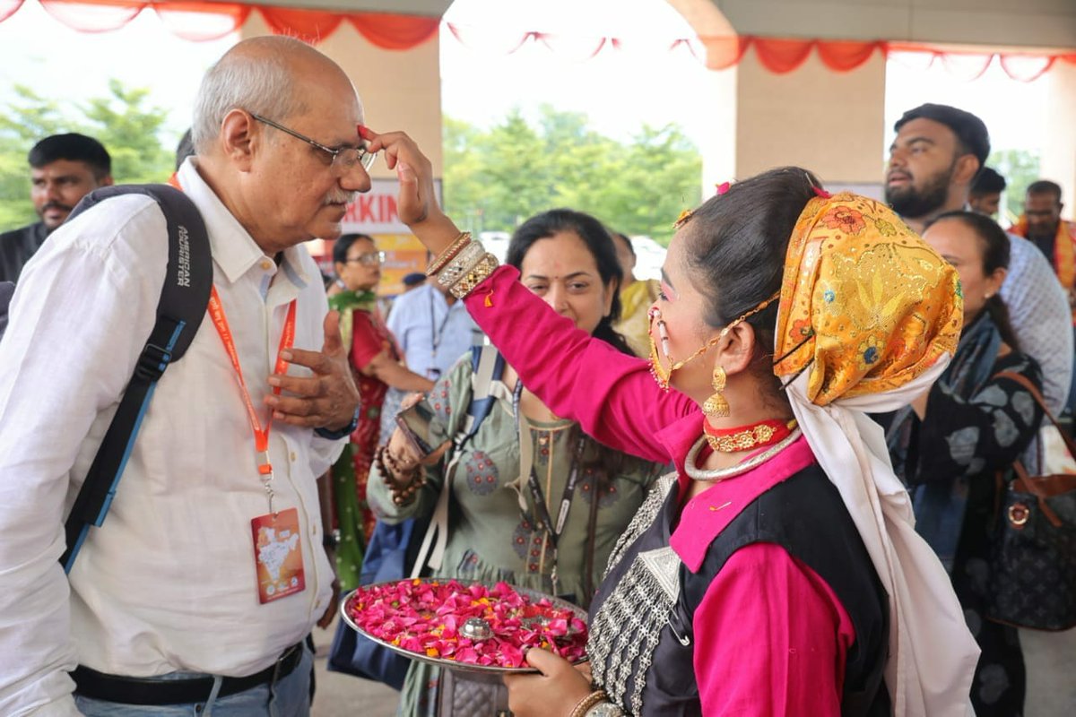 iammaaran5's tweet photo. You can hear the story in a best way from Murari Bapu he left from Haridwar

#12JyotirlingTrainMorariBapu https://t.co/NyfBQQKtuq