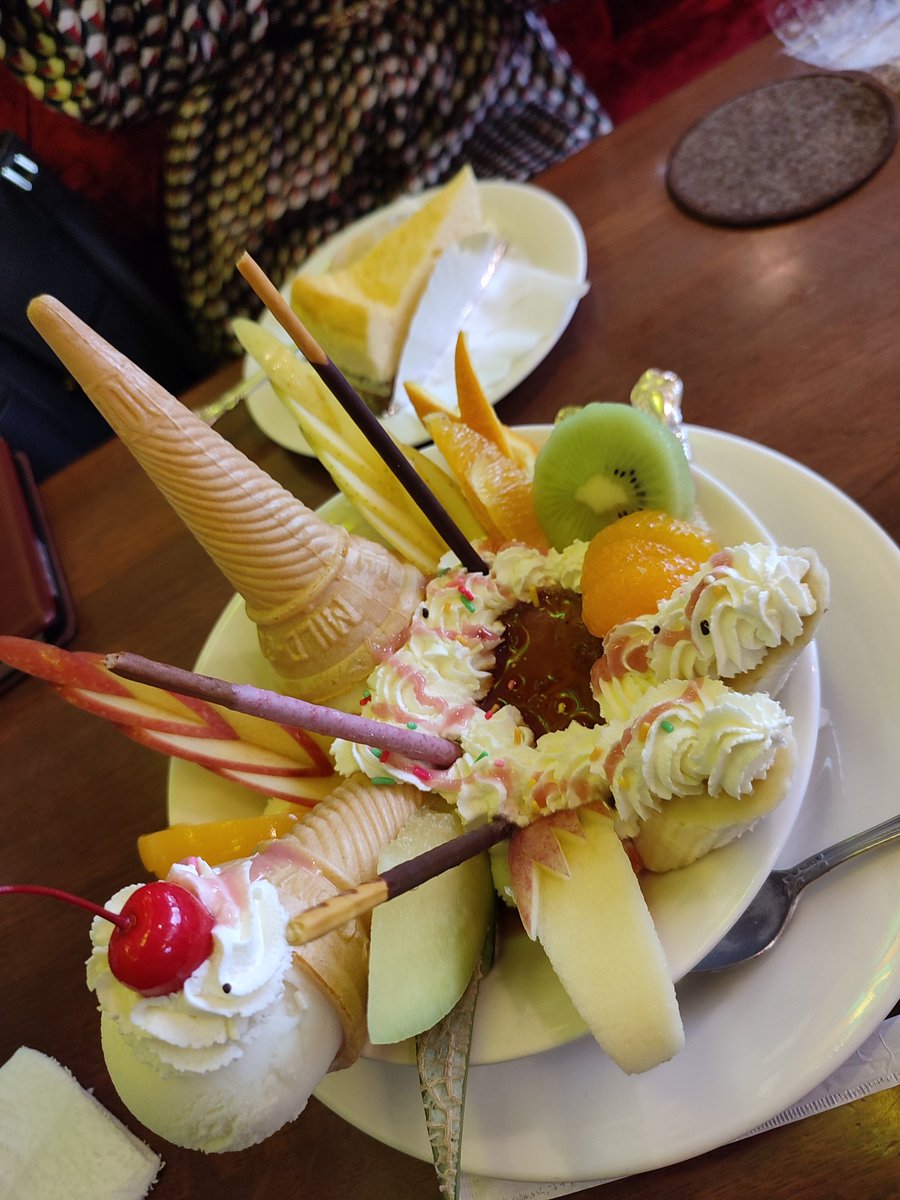 アプリで知り合った人とカフェでお話した〜
音大卒で、オペラ歌手になるため頑張ってるらしい！
めっちゃ楽しい時間でした！
オペラちょっと興味出てきたかも！
めっちゃ量多くてびっくりしたけど、2人でなんとか食べ切れた笑