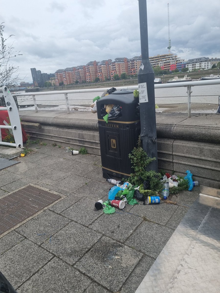 BatterseaBeach's tweet photo. @wandbc @WBC_Help 
How do I arrange a meeting with someone relevant at the council to discuss more regular waste collections along the Thames Path during summer? This pic near  Hotel Rafayel - blows straight into the river. 🙏 help? #litterattractslitter #endplasticpollution https://t.co/mv5AnRI0Uq