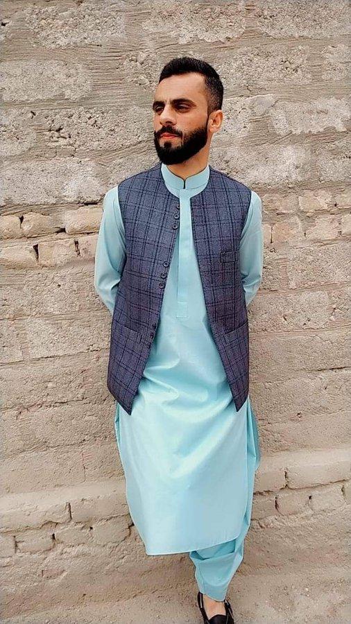 Mahobaloch01's tweet photo. Hafiz Aurangzaib is a peaceful citizen and a teacher but he was adducted yesterday in #Quetta By the security forces and his whereabouts are unknown
#ReleaseHafizAurangzaibBaloch
#EndEnforedDisappearances
@ImaanZHazir
@amnestyusa
@HRSouthAsia
@HRCP87 https://t.co/18jLAsVK8z