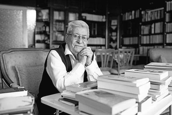 Hem bu deveyi güdecek, hem bu diyarda kalacağız. Çünkü deve de bizim diyar da…

Yedi Güzel Adam'ın son temsilcisi, Türk edebiyatının usta kalemlerinden #RasimÖzdenören’i vefatının sene-i devriyesinde rahmetle anıyorum.