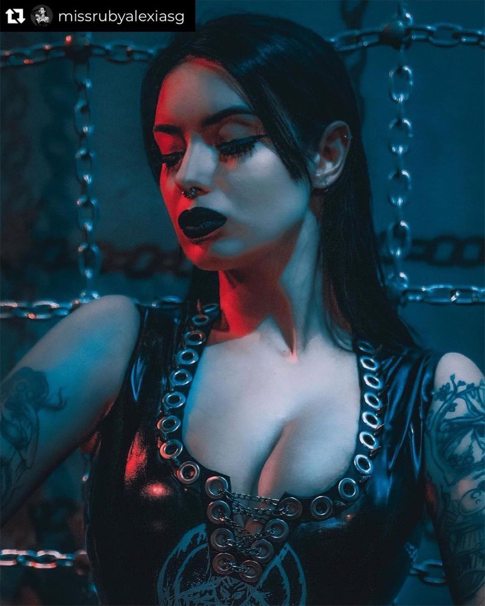 TheRubberdom's tweet photo. Repost from  @missrubyalexia 🙌🏽🙌🏽🇬🇧🦹🏻‍♀️

Fantastic true life heroine! Repost from https://t.co/DGZV5raeGY
•
I recently had the pleasure of reuniting with beautiful @sallyjaneagain after 3 years and she took this portrait. What do you think? 🥰
Wearing @AusrieFel 
#latexmodel https://t.co/jKWYMeRDin