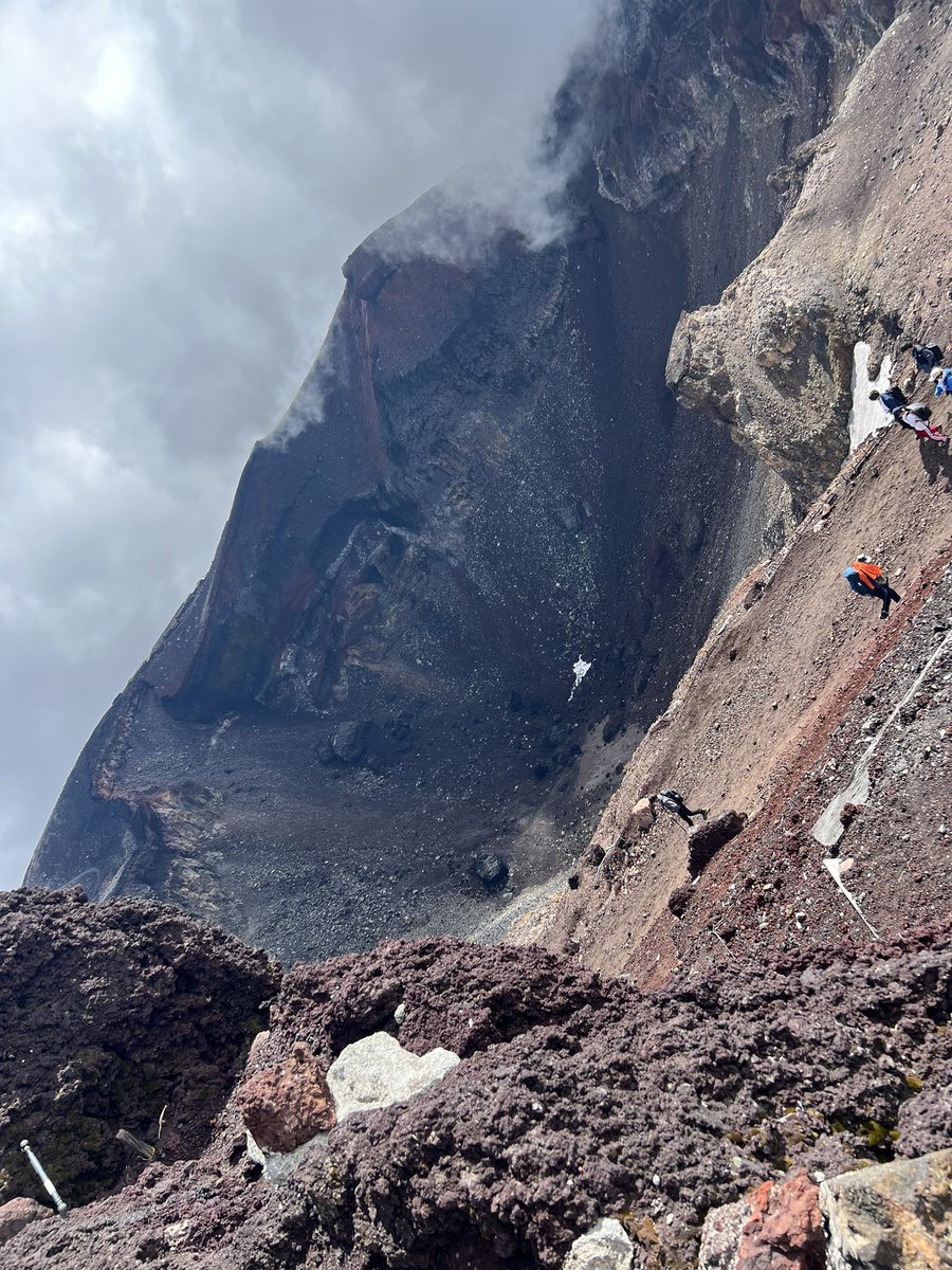 「富士山頂の景色!! 山頂についても最高峰到達までさらに1時間登った」|タカイエのイラスト