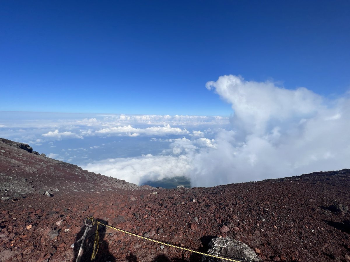 「富士山頂の景色!! 山頂についても最高峰到達までさらに1時間登った」|タカイエのイラスト