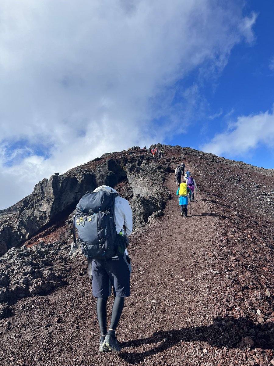 「富士山頂の景色!! 山頂についても最高峰到達までさらに1時間登った」|タカイエのイラスト