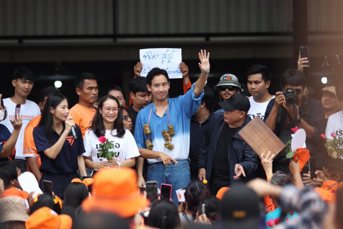 MFPThai's tweet photo. เดินหน้าทำงานอยู่กับประชาชน! ไปต่อเมืองจันท์ เปิดเวทีหาแนวทางแก้ปัญหาภัยแล้ง-ที่ดิน-ราคาผลไม้ เชื่อมั่น 8 พรรคร่วมไม่ทำประชาชนผิดหวัง

พิธา ลิ้มเจริญรัตน์ @Pita_MFP หัวหน้าพรรคก้าวไกล ยังคงเดินสายพบปะและขอบคุณประชาชนในพื้นที่ภาคตะวันออกอย่างต่อเนื่อง

#ก้าวไกล #จันทบุรี https://t.co/DIgyBeGnLT