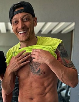 TorbenLl1's tweet photo. Her er #Mesut #Özil som omtales som "tysk" af tilhængere af multikulti og masseindvandring - her er han nu med nye tatoveringer med De Grå Ulve og tre tyrkiske halvmåner - i Tyskland kaldes det "nazisme" 🇹🇷🇹🇷🇹🇷🇩🇪 🤡🤡🤡#dkpol #migpol https://t.co/XFDABgEqCN https://t.co/zidAFKw6PK