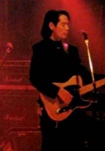 815roiclonely's tweet photo. 思わずチャットにカキコしてしまいましたが、
#宇海 さんの #WINDYROAD の時に
#関淳二郎 さんが
弾いていたエレキギターが1991年の #MULTI_MAX #マルチマックス
#WINDYROADTOUR にて #村上啓介 さんが使用していたギターに似てる件💦
#澤近泰輔65祭
#THE_CHRONICLE
#観る人観た人には分かる
#お騒がせスイマセン
#チャゲアスファミリー
#チャゲアスファミリーfes