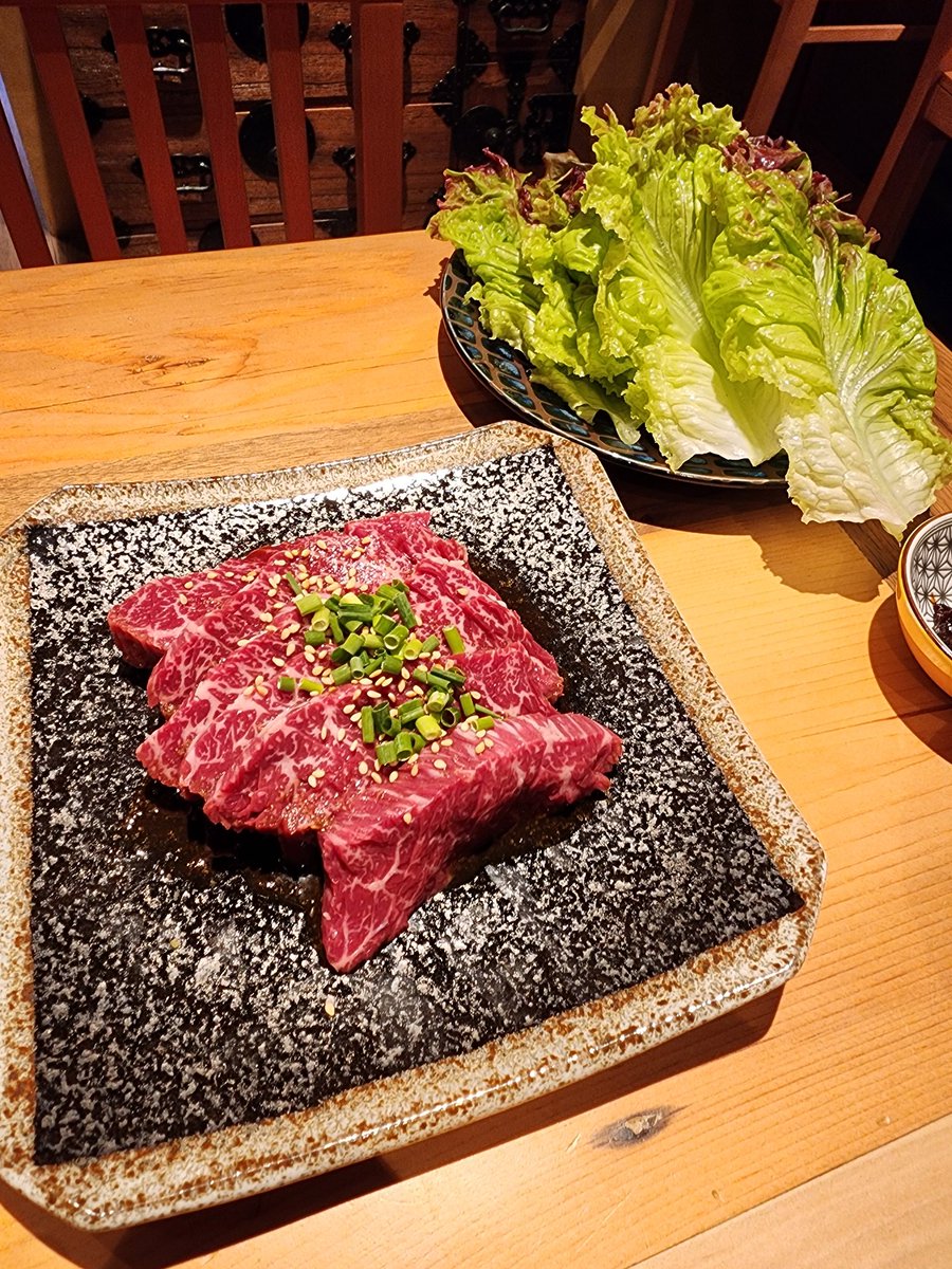kenken_333777's tweet photo. 父親が死んで実家の定食屋を継ぐのに俺ん所を辞めさせて下さいって言ってきた奴がいた｡「お前鍋なんか振れんのか？中途半端にやりやがったら叩き出すぞ」って言った時から十数年経つかな｡そいつは実家の定食屋だけじゃなく焼肉屋もオープンさせて昼も夜も汗流して働いてる｡たまに様子見がてら食べに行くんだけど売上げ貢献してやろうと頼みすぎちゃって腹いっぱいなのに「オヤジこれ食って下さい」ってサービス出してくるから食いすぎて気持ち悪いよ｡人は本気になれば何でも出来るもんだな