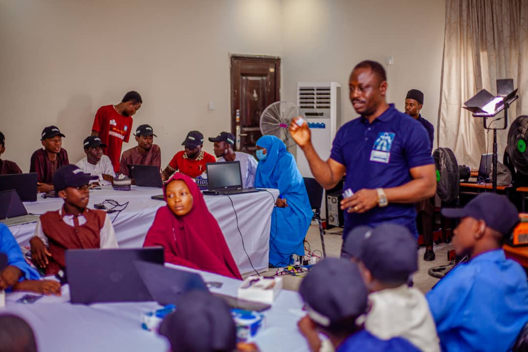 ChidEngr's tweet photo. CodeSpace trained some youths in Yobe State, sponsored by Yobe State Government through the DG, Yobe IT Development Agency (YITDA). The training is very impactful as shown in the images attached. #codespace, #yitda, #ai, #robotics, #arduino, #microcontroller https://t.co/sIoz69vajO