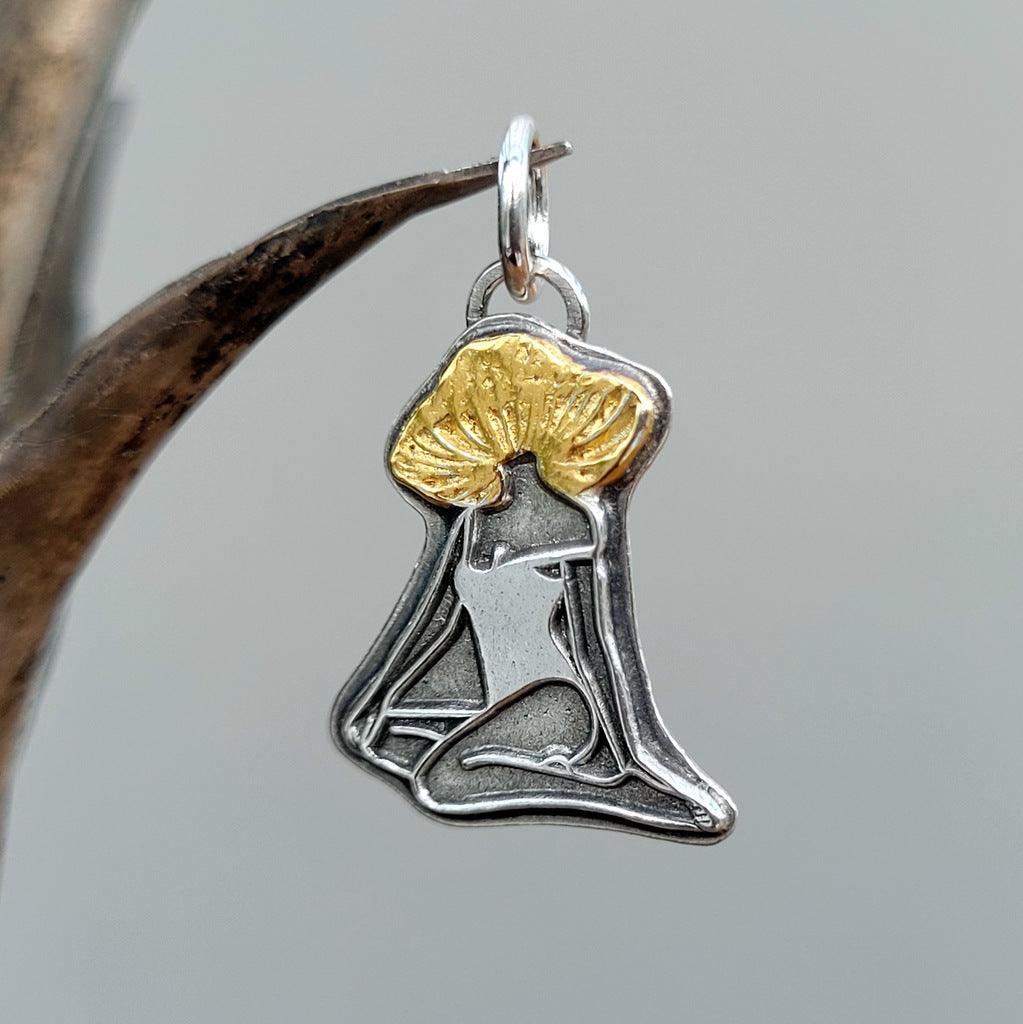 animoART's tweet image. Sofort Versand %, Anhänger "Glückspilzin" Bicolor, kleine Pilz-Dame aus recyceltem Sterlingsilber, handgefertigt 
Kettenanhänger "Glückspilzin"
Handgefertigt
"Ist der Pilz auch noch so klein, kann er doch ein Glückspilz sein."
 
«« Anhänger »»
Die kleine Pilz-Dame mit gol...