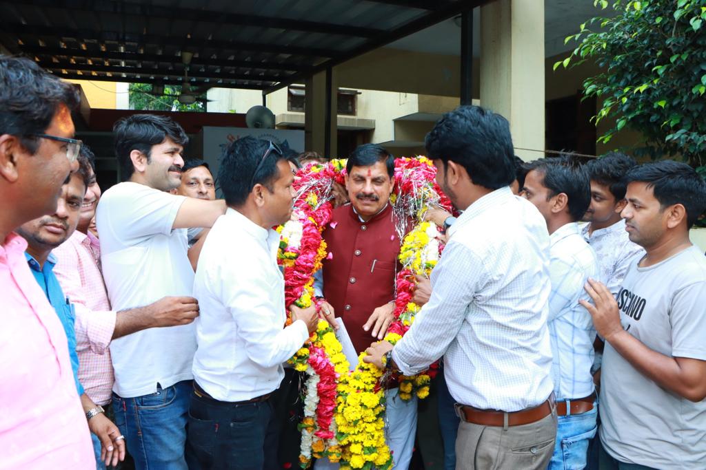 DrMohanYadav51's tweet photo. शासकीय महाविद्यालयों में कार्यरत सहायक प्राध्यापकों ने आज परिवीक्षा अवधि समाप्त किये जाने को लेकर ज्ञापन दिया। इस संबंध में उच्च शिक्षा विभाग द्वारा कार्यवाही प्रक्रियाधीन है।

@BJP4India @BJP4MP @ChouhanShivraj @vdsharmabjp @JansamparkMP @highereduminmp @EduMinOfIndia https://t.co/eCfKgfXcbp